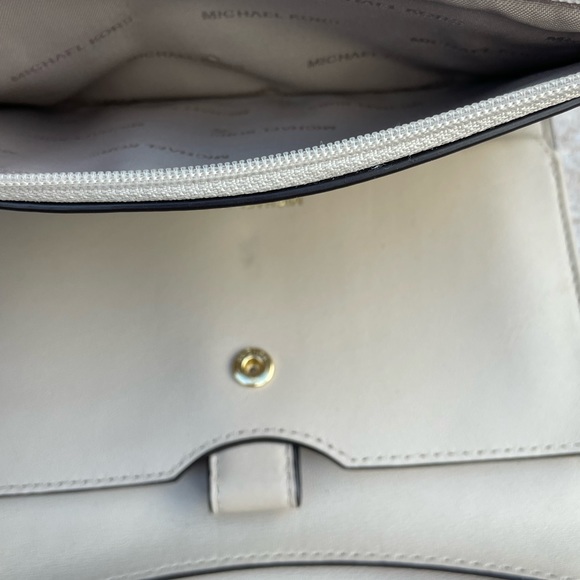 MICHAEL Michael Kors
Medium Carryall Tri-Fold Wallet - Picture 12 of 16